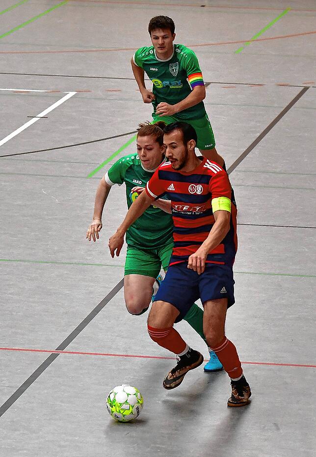 Bunt gemischt: Abdel-Amin Bouhouch vom SV 08 Laufenburg , hier im Laufduell mit Nina Woitzik,spielt in der Futsal-Verbandsliga für den ...