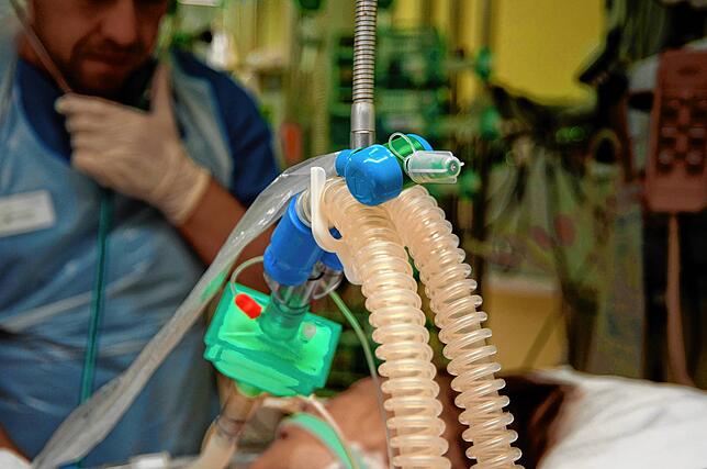 Ein Patient wird auf der Intensivstation des Medizin Campus Bodensee beatmet.