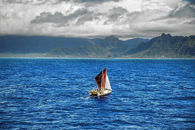 Das polynesische Doppelrumpf-Kanu Hokule&lsquo;a &ndash; hier zu sehen vor Hawaii.