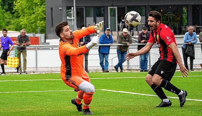 Aufgepasst: Der Laufenburger Torwart Fatih Er klärt im letzten Moment gegen den Rheinfelder Massimo De Franco. Am Ende endete das ...