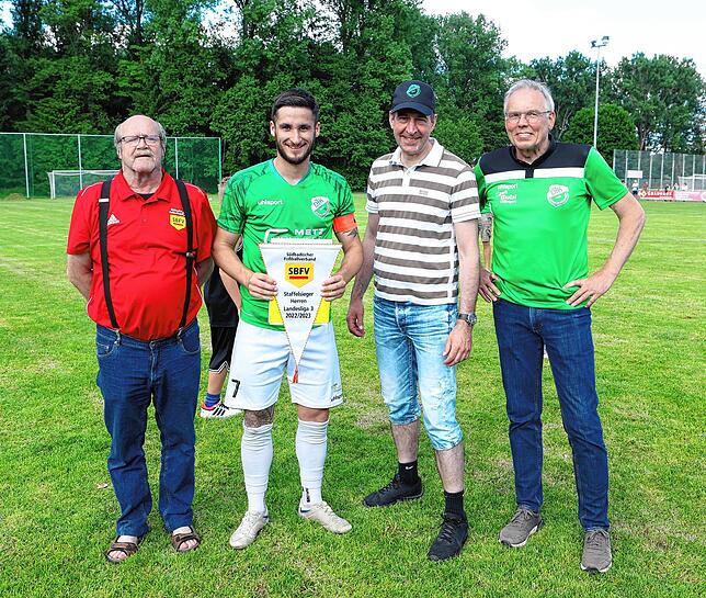 Posieren für das Aufstiegsfoto (von links): Staffelleiter Franz Grüninger, Max Schneider, Erik Pauly und Ehrenvorsitzender Siegfried Held.