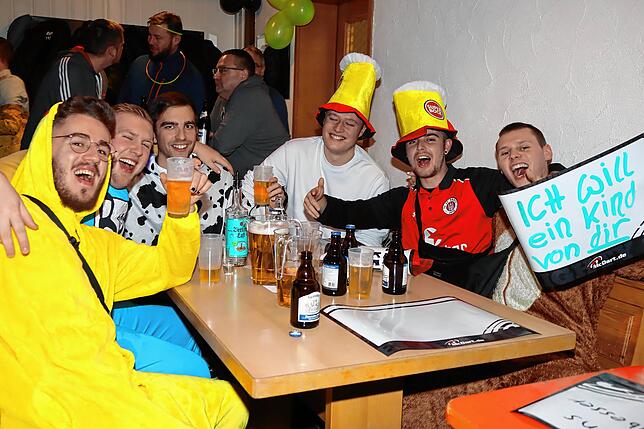 Sie haben sich an den Vorbildern im „Ally-Pally“ orientiert: Ohne verrückte Kostüme und Plakate geht es bei der Darts-Party ...