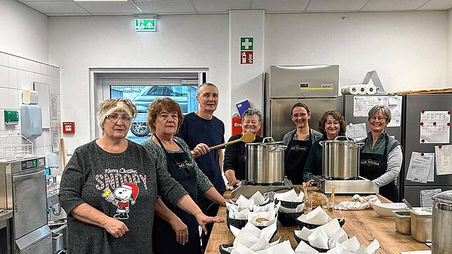 Das ukrainisch-deutsche Kochteam im „Café Vielfalt“: Larysa Tymchenko, Petra Höflin, Alexandr Tymchenko, Marianne Mayer, Kirsten ...