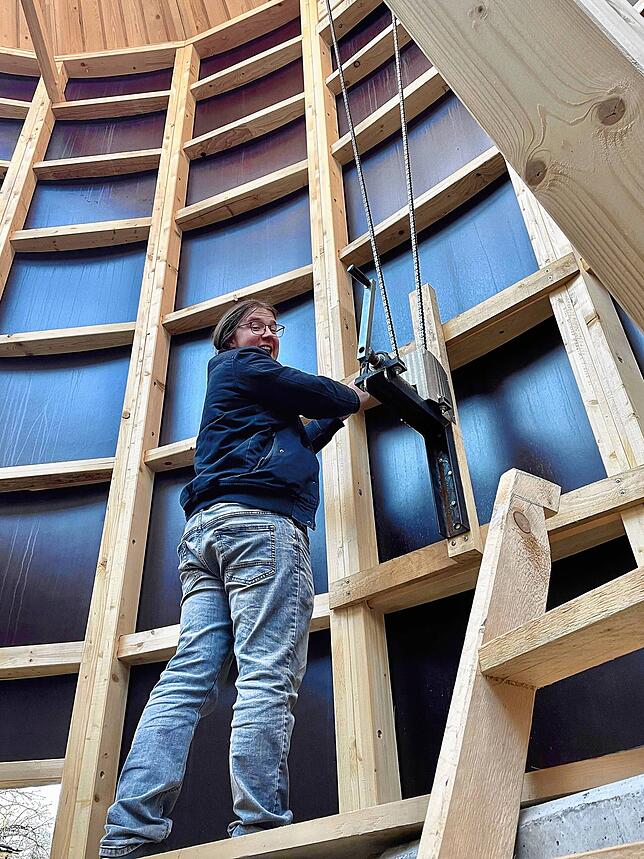 Die Windmühle wird von hinten manuell angetrieben.
