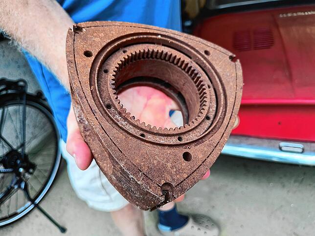 Auch das hat Rainer Schall in seinem Fundus: Einen originalen NSU-Kreiskolben aus einem Wankel-Motor.