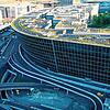 Der Circle fügt sich mit seiner halbrunden Form den Gebäuden des Zürcher Flughafens an. Getrennt werden beide Komplexe durch eine Straße ...