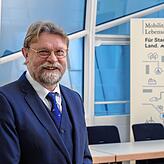Amtsleiter Uwe Lahl, federführend bei der für Baden-Württemberg transparent gemachten Impfquote nach Stadt- und Landkreisen, erklärt dem ...