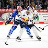 Einen Schritt voraus waren den Schwenninger Wild Wings (links John Ramage) die Spieler des Tabellenführers aus München (rechts Yasin Ehliz).