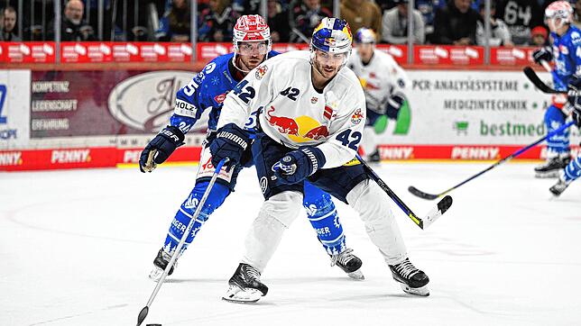 Einen Schritt voraus waren den Schwenninger Wild Wings (links John Ramage) die Spieler des Tabellenführers aus München (rechts Yasin Ehliz).