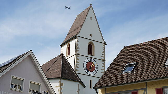 Über der Hochrhein-Gemeinde Hohentengen fliegen dutzende Flugzeuge pro Tag auf ihrem Anflug in Richtung Zürich hinweg. Hier ein Archivbild.