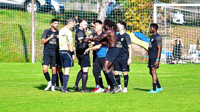 Die Spieler des TuS Stetten beschweren sich über den aus ihrer Sicht zu harten Platzverweis gegen Muhamadou Krubally. Hierbei, so die ...