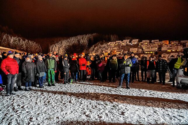 Mehr als 400 Landwirte und Unterstützter harren in der winterlichen Kälte aus.