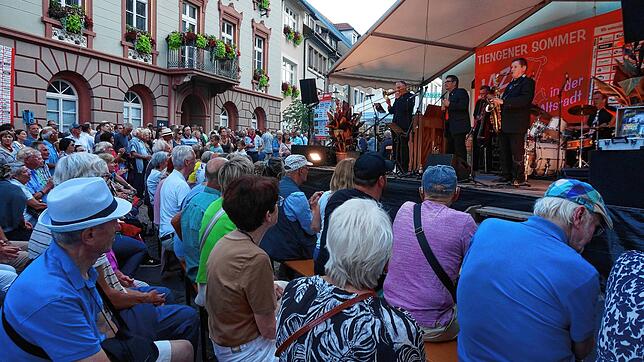 Die Aktionsgemeinschaft Tiengen organisiert jedes Jahr eine Vielzahl von Veranstaltungen im Städtle: Die LuftArt läuft, das Jazzfest ...
