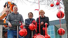 Kein Weihnachtsmarkt ohne Christbaumkugeln: Schon jetzt starten die ersten Vorbereitungen für den diesjährigen Weihnachtsmarkt in Singen ...