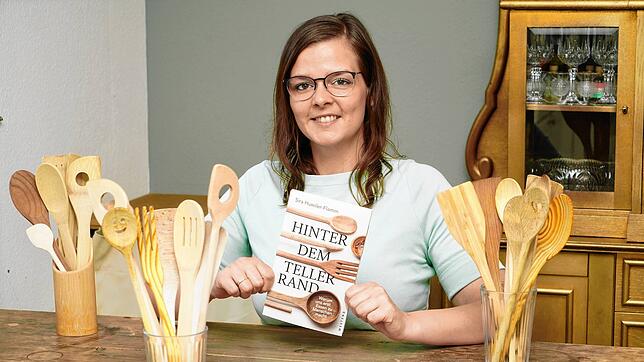 Autorin Sira Huwiler-Flamm und ihr Buch „Hinter dem Tellerrand“ (Westend Verlag, 22 Euro).