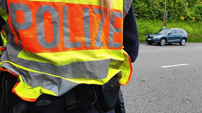 Ein mutmaßlich berauschter und alkoholisierter Lastwagenfahrer flüchtete am Mittwoch vor einer Kontrolle der Polizei. (Symbolbild)
