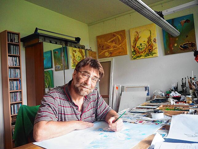 In Roland Spohns Atelier entstehen neben Pflanzenillustrationen auch Lehrtafeln oder große Szenerien, etwa für das Naturkundemuseum ...