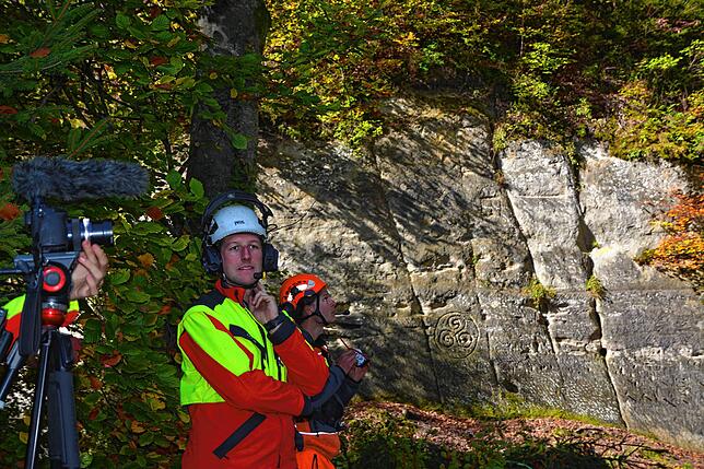 Links steht eine Kamera, da die Arbeiten in der Marienschlucht für einen Film dokumentiert werden.