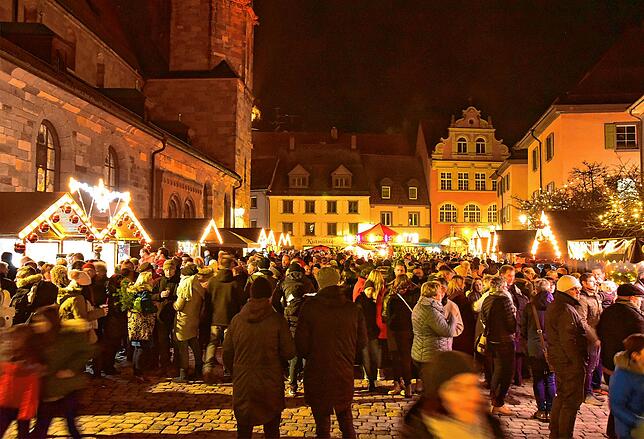 Die stimmungsvolle Atmosphäre auf dem Villinger Münsterplatz lockt 2019 viele Besucher an.