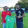 Neuer Torwart: Marco Buonacosa (rechts) wird vom 2. Spielausschuss Joachim Sperker beim FSV Rheinfelden begrüßt.