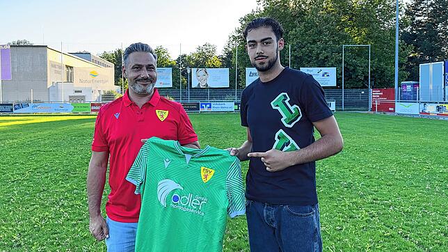 Neuer Torwart: Marco Buonacosa (rechts) wird vom 2. Spielausschuss Joachim Sperker beim FSV Rheinfelden begrüßt.