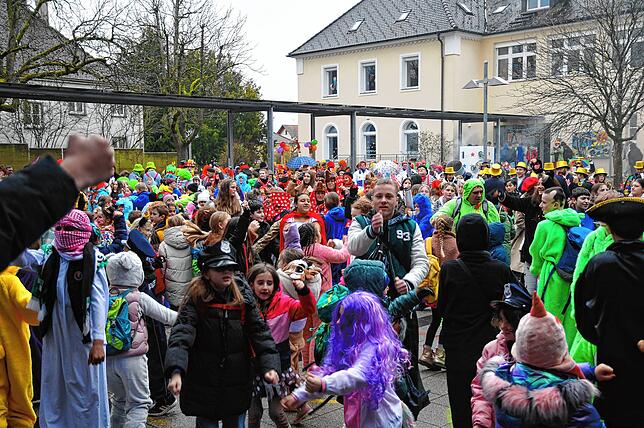 Bild 14: Bunte Zirkusschar in Steißlingen: So feierten die Narren die Rathausübergabe am Schmotzige
