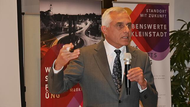 Hans-Dieter Zöphel von der Robin-Akademie führte bei den Schlossgesprächen einige Ideen auf, wie jeder einzelne Betrieb seine ...