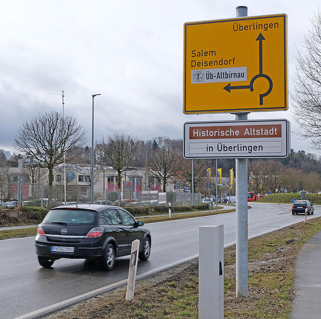 Wer auf der L 200 aus Richtung Lippertsreute kommt, muss schon bei der Firma Allweier aufpassen: Gibt es noch Plätze im Parkhaus ...