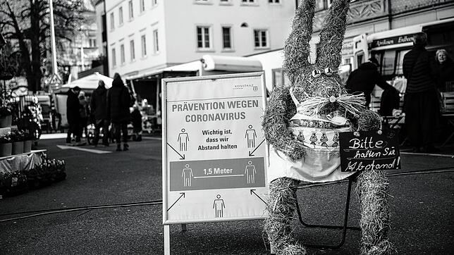 Ein Blick auf den Wochenmarkt in Konstanz: &bdquo;Abstand halten&ldquo; ist auch hier der Normalfall geworden.