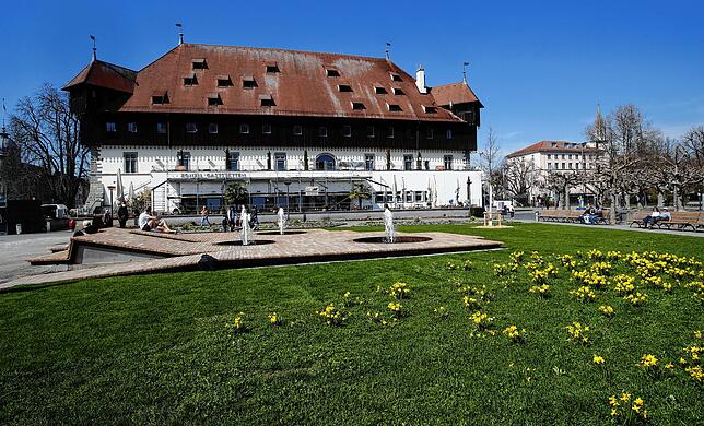Der neugestaltete Konzilvorplatz: Die bestehenden Brunnen wurden mit Holzdecks, die als Liege- und Sitzfläche dienen, eingefasst. ...