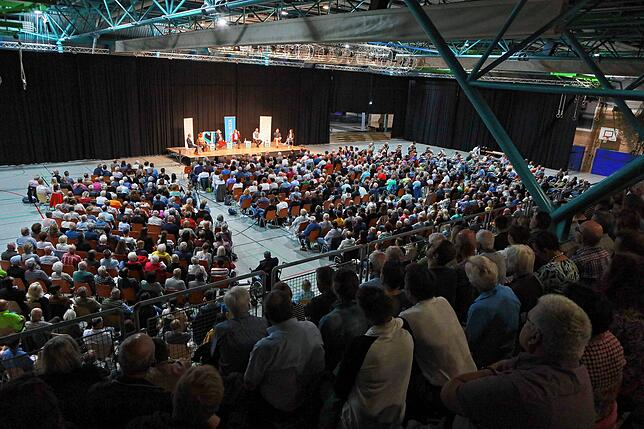 In der Jahnhalle verfolgten rund 950 Zuschauer, vielleicht sogar mehr, die Wahlarena.