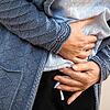 Frauen mit Endometriose haben teils so schlimme Schmerzen, dass sie sich übergeben, in Ohnmacht fallen und in die Notaufnahme müssen.