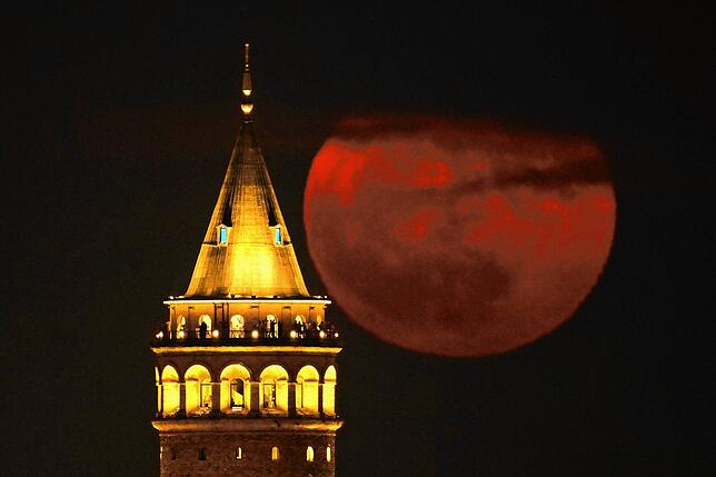 Auch in Istanbul war der Erdbeermond zu sehen, auf diesem Bild hinter dem Galata-Turm.