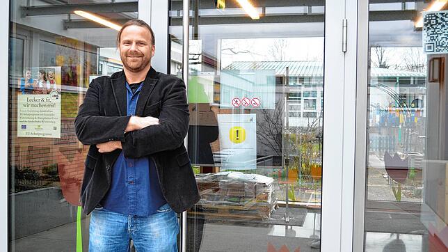 Martin Müller-Schöll, Schulleiter der Don-Bosco-Schule in Ettenkirch, steht vor der geschlossenen Türe des Schulhauses. Er musste auf ...