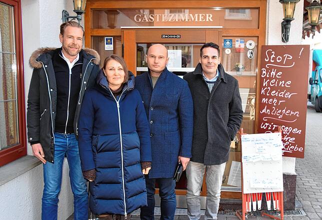 Sie stellen den Badischen Hof zur Verfügung (v. li.): Achim Niess, Kristina Moor, Anatoli Moor, Mathias Tonigold. Unten an der Tür ist ...