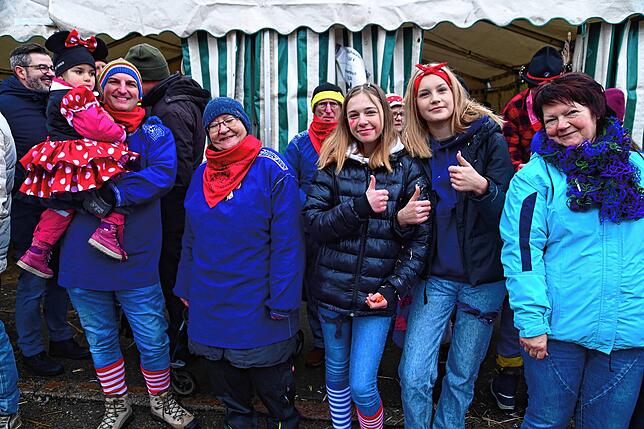 Bild 19: So feiern die Zuschauer am Straßenrand beim Narrentreffen in Dauchingen mit