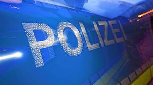 Ein Polizeiauto im Einsatz (Symbolfoto). Polizisten schnappen in Bad Säckingen einen bekifften und alkoholisierten Autofahrer.