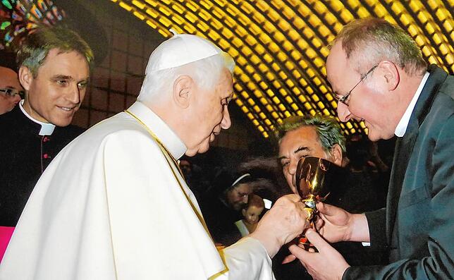 Geisingens Pfarrer Adolf Buhl bei der Audienz mit Papst Benedikt XVI am 23. Januar 2008, als der Papst den Primizkelch segnete ...