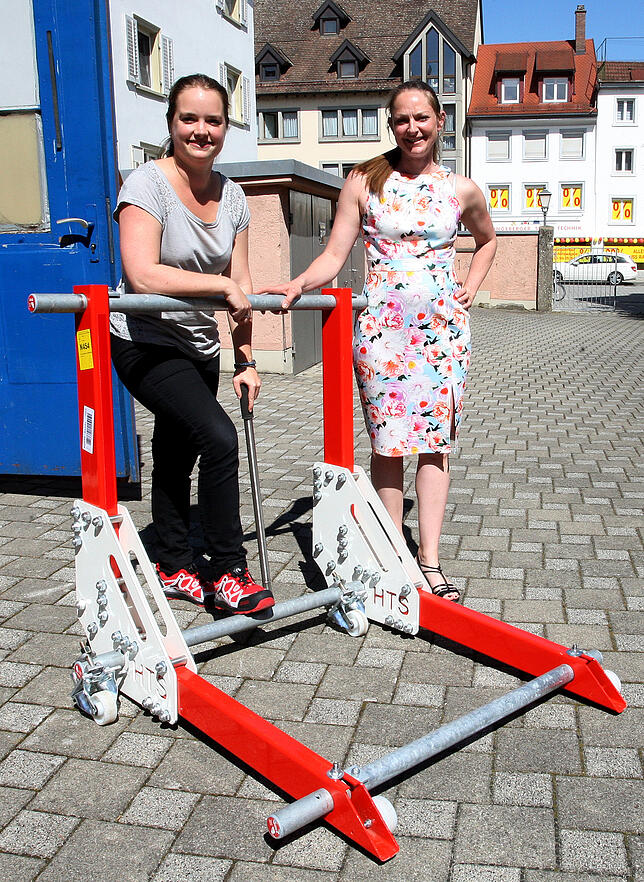 Statt Betonpoller kommen beim Flohmarkt erstmals Herner Trucksperren zum Einsatz. Die MTK-Mitarbeiterinnen (von links) Sina Gogler und ...