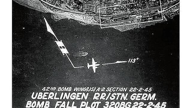 Das „Angriffsfoto“, das eine der US-amerikanischen Bomberbesatzungen am 22. Februar aus 1700 Metern Höhe schoss. Das Ziel wird als ...