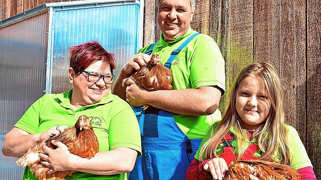 Pamela und Christian Fehrenbach steigen mit Tochter Ronja auf dem Schonacher Paradieshof in die Bio-Legehennenhaltung ein. Mit einem ...