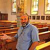 Jury Martin wollte gerne in der Stephanskirche fotografiert werden. &bdquo;Es imponiert mir, wie gut und schnell das Haus renoviert ...