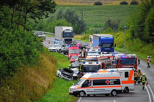 Zwei Autos sind am Montagnachmittag auf der B31-neu einen Kilometer nach Stockach-Ost in Fahrtrichtung Überlingen zusammengestoßen.