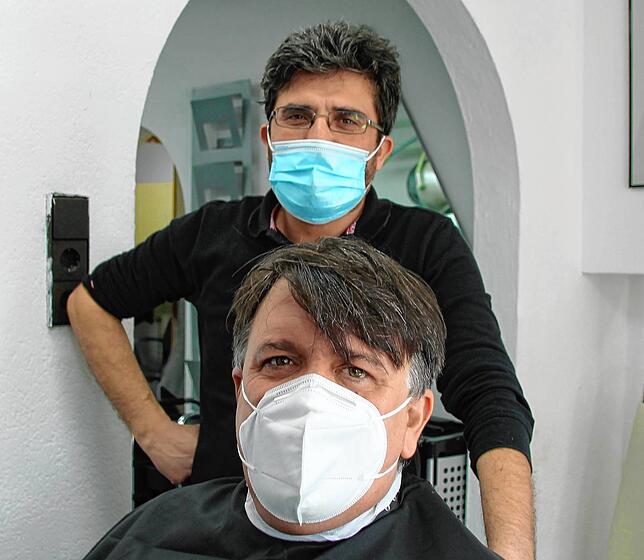 Auch Redakteure müssen mal zum Friseur. Andreas Schuler ließ sich von Kurtbey Burunsuz von dem haarigen Wildwuchs befreien.