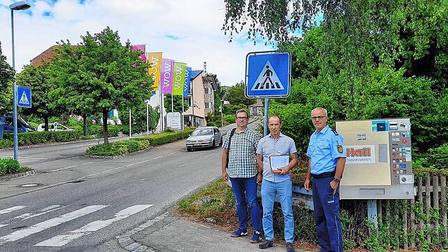 In der Muldenbachstraße hat nun die Verkehrsschau stattgefunden. Vertreter von Landratsamt, Stadt und Polizei überprüften ...