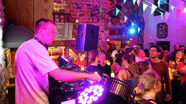 Statt unter freiem Himmel fand die Gute-Laune-Party regenbedingt in der Zunfsstube statt. Der Stimmung tat dies dank „DJ schereph“ ...