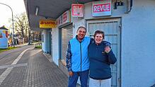 (Archivfoto) Der ehemalige Pächter Branko Baumhardt (hier mit seiner Frau Marie-Iren Baumhardt) führte den Kiosk an der Mainaustraße ...