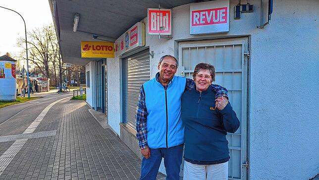 (Archivfoto) Der ehemalige Pächter Branko Baumhardt (hier mit seiner Frau Marie-Iren Baumhardt) führte den Kiosk an der Mainaustraße ...