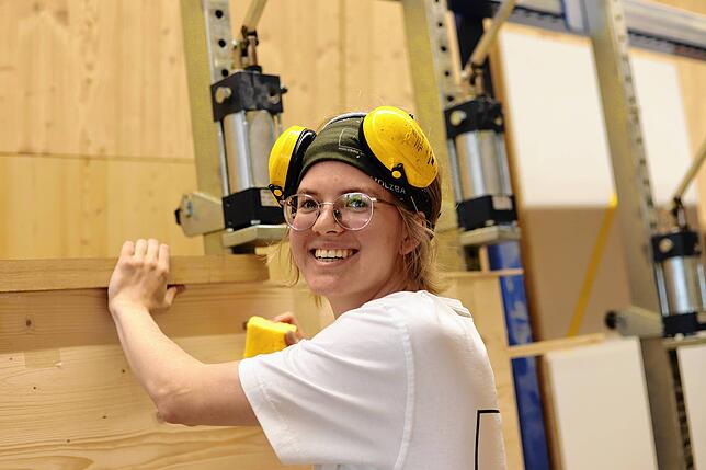 Darja Grabow hat vor vier Tagen ihre Ausbildung zur Schreinerin bei Holzbau Schmäh begonnen. „Es ist super“, sagte sie auf Nachfrage Hagels.