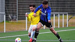 Lars Muffler (links, SV Allensbach) trifft auf Lennart Feldt (SV Orsingen-Nenzingen).